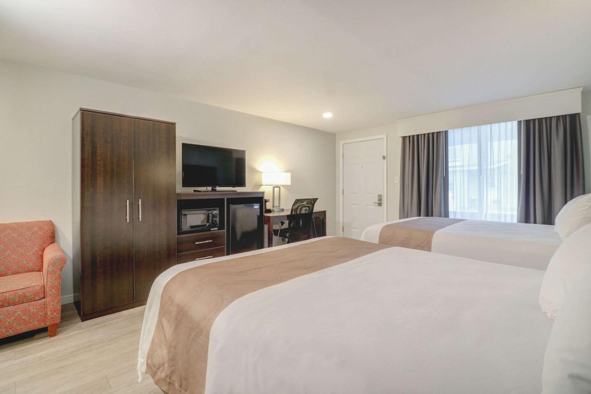 Quality Inn & Suites リンカーン エクステリア 写真